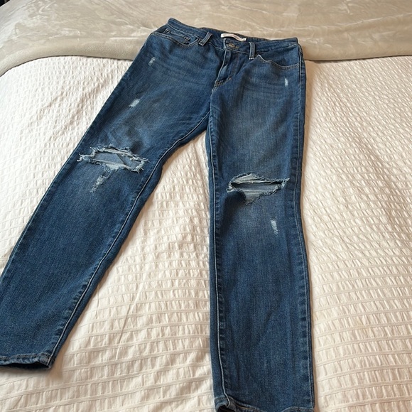 Distressed Levi Jeans - Picture 1 of 4